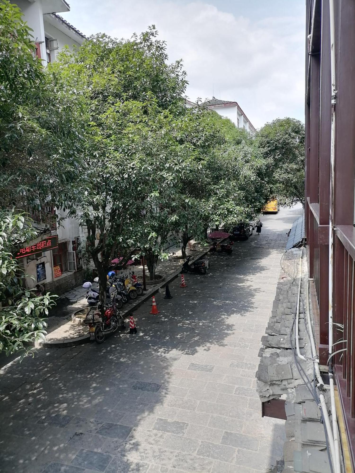 Lazzy Inn Янгшуо Екстериор снимка